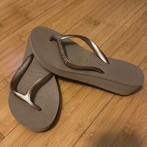 NWOT Havainas wedge sandals